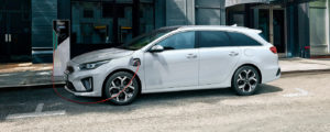 Kia Ceed SW PHEV latauksessa