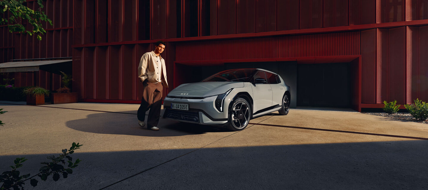 Kia EV4 ja mies pihalla